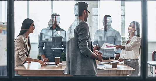 5 people having a meeting